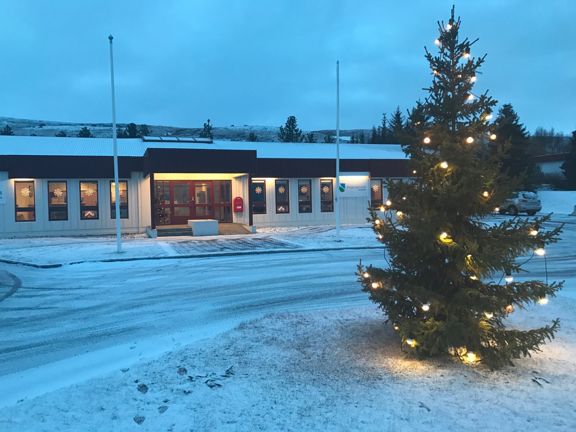 Lokað á skrifstofunni í dag