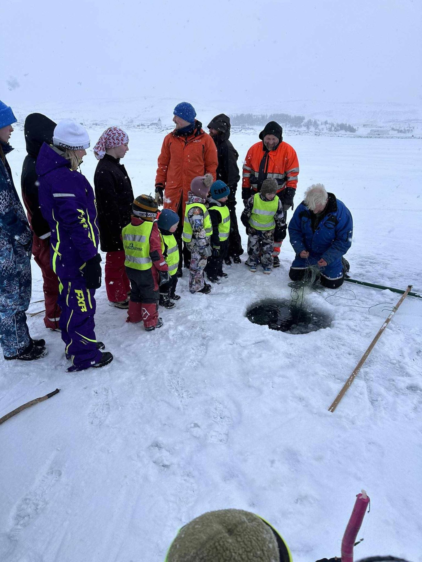 Ungar veiðiklær fóru að dorga