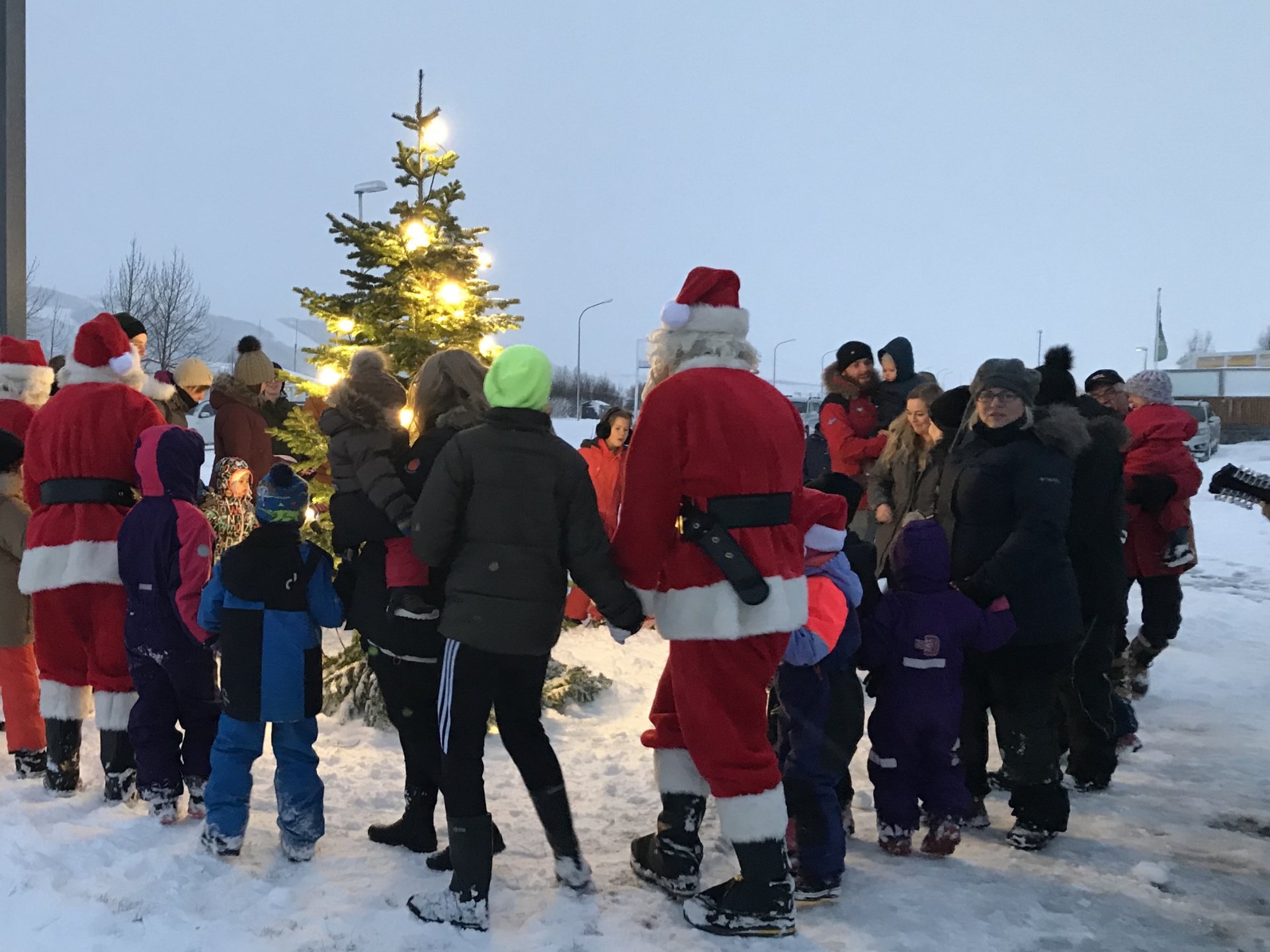 Kveikt á jólatrénu við Kjarna