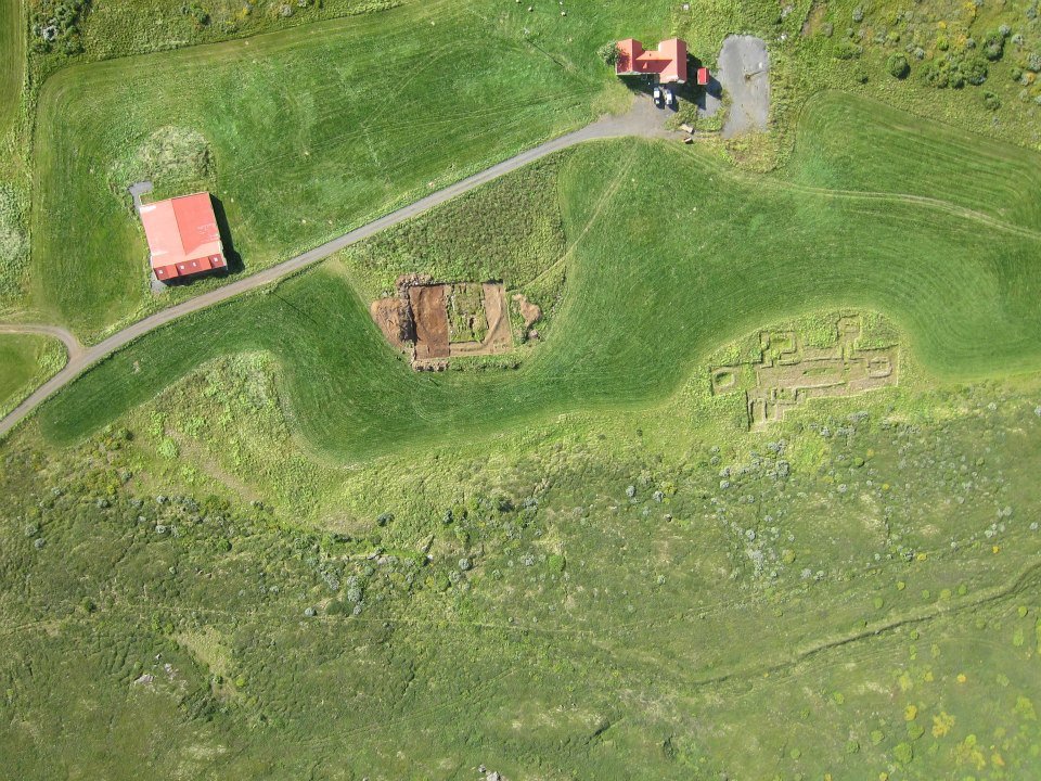 Loftmynd af heimtúni Hofstaða, bæjarhúsið uppi hægra megin og útihús til vinstri. Uppgrafinn víkinga…